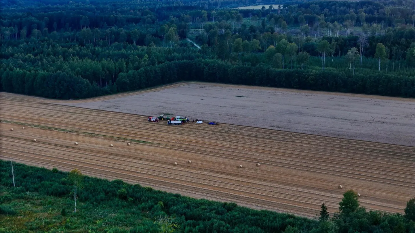 Õhufoto tööpõllul süttinud kombainist.