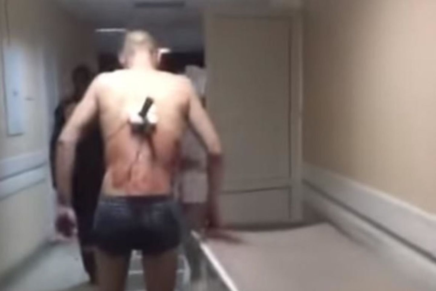 Venemaal Tatarstanis jalutas haiglas mees, kellel oli nuga seljas