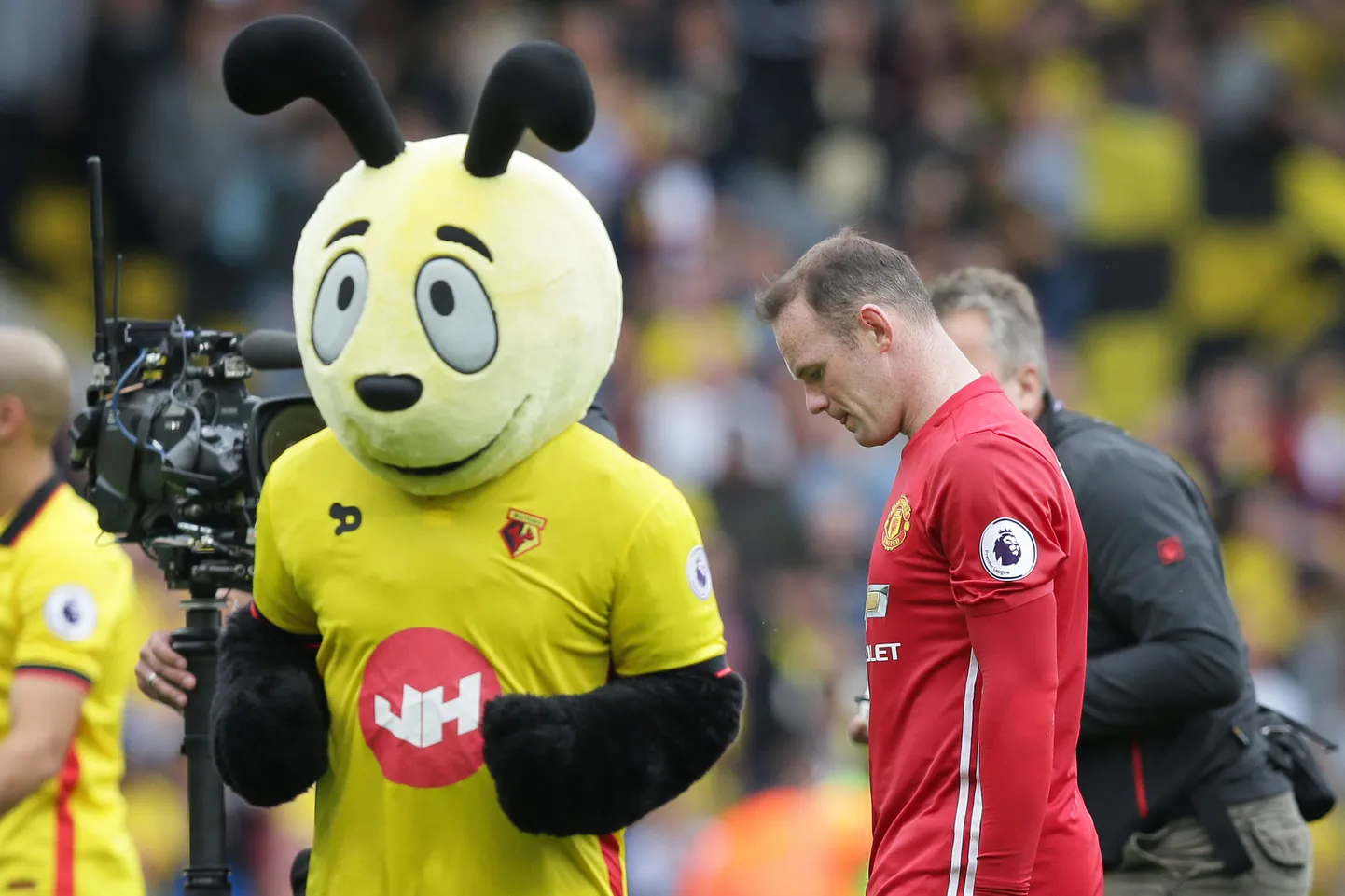 Уэйн Руни покидает поле после поражения от Watford.