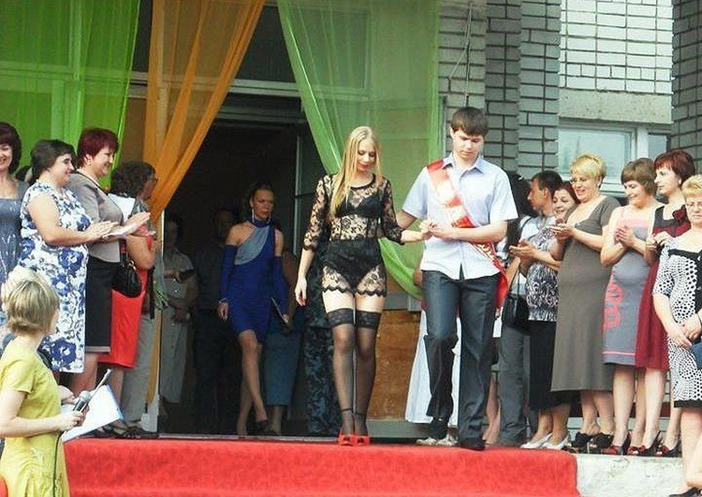 Костюм "голой" выпускницы из Украины. Фото иллюстративное