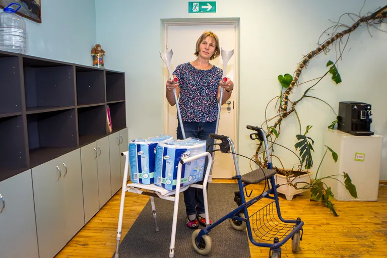 AILI ANSPER demonstreerib abivahendeid, mida saab Tornimäel Pöide teenuskeskusest laenutada.