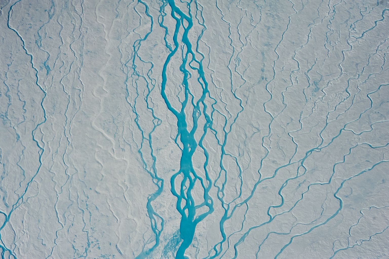 Sulamisveejõed Gröönimaa liustikul.