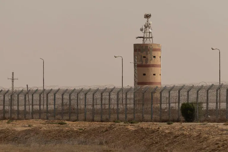 После начала войны Израиля и ХАМАС Египет возвел на границе с Газой дополнительные заграждения и наблюдательные вышки