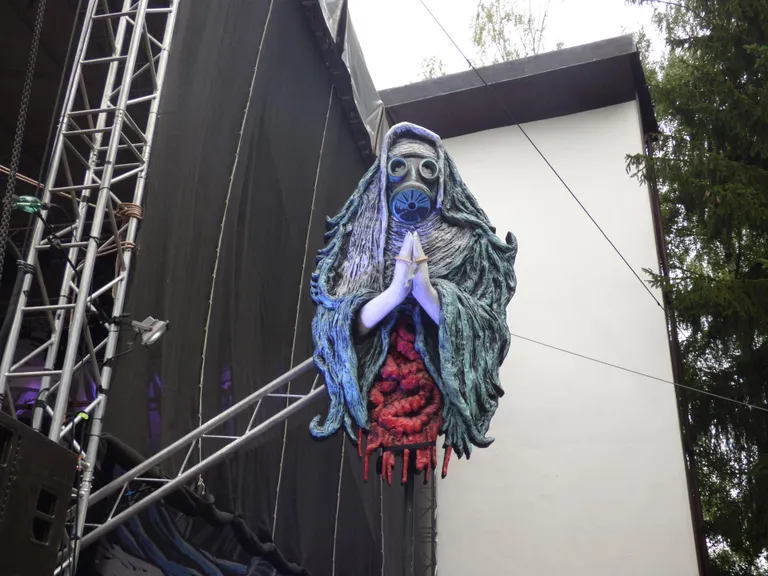 Obscene Extreme festivali maskott – gaasimaskiga ingel.