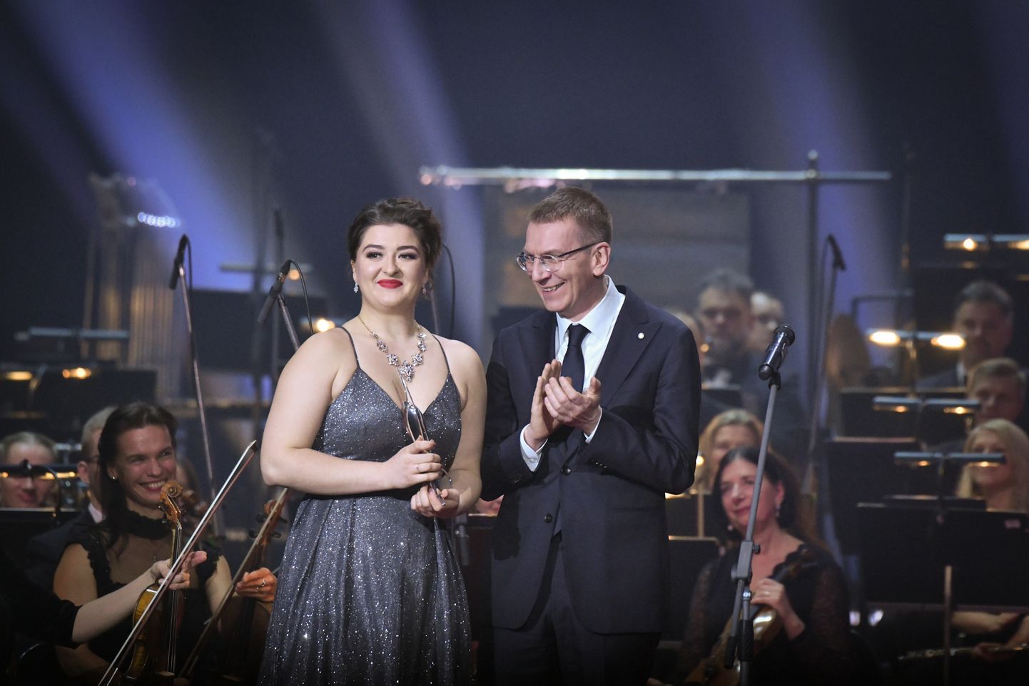 Rinkēvičs Lielās mūzikas balvas ceremonijā pasniedz gada jaunā mūziķa balvu.