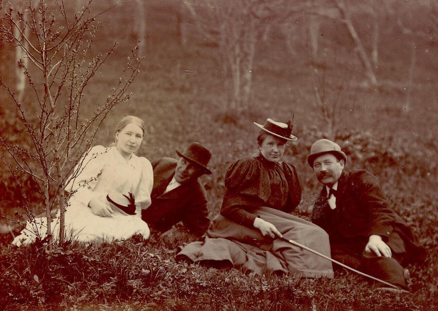 Paremal istuvad abikaasad Henrik ja Sophie Koppel ning vasakul Sophie isa Mihkel Härms sen ja Sophie õde Olga Härms. Sophie Koppel (1869–1898) suri varakult, olles matnud kolm imikueas last ja kandes neljandat.