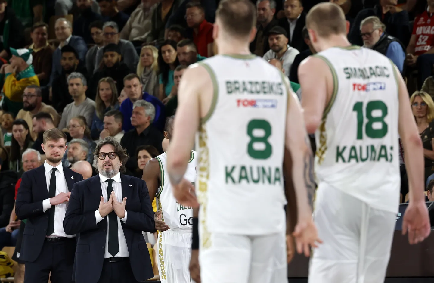 Kaunase Žalgirise mängijad Ignas Brazdeikis (nr 8) ja Alen Smailagic, platsi servalt jälgib neid peatreener Andrea Trinchieri (vasakult teine).