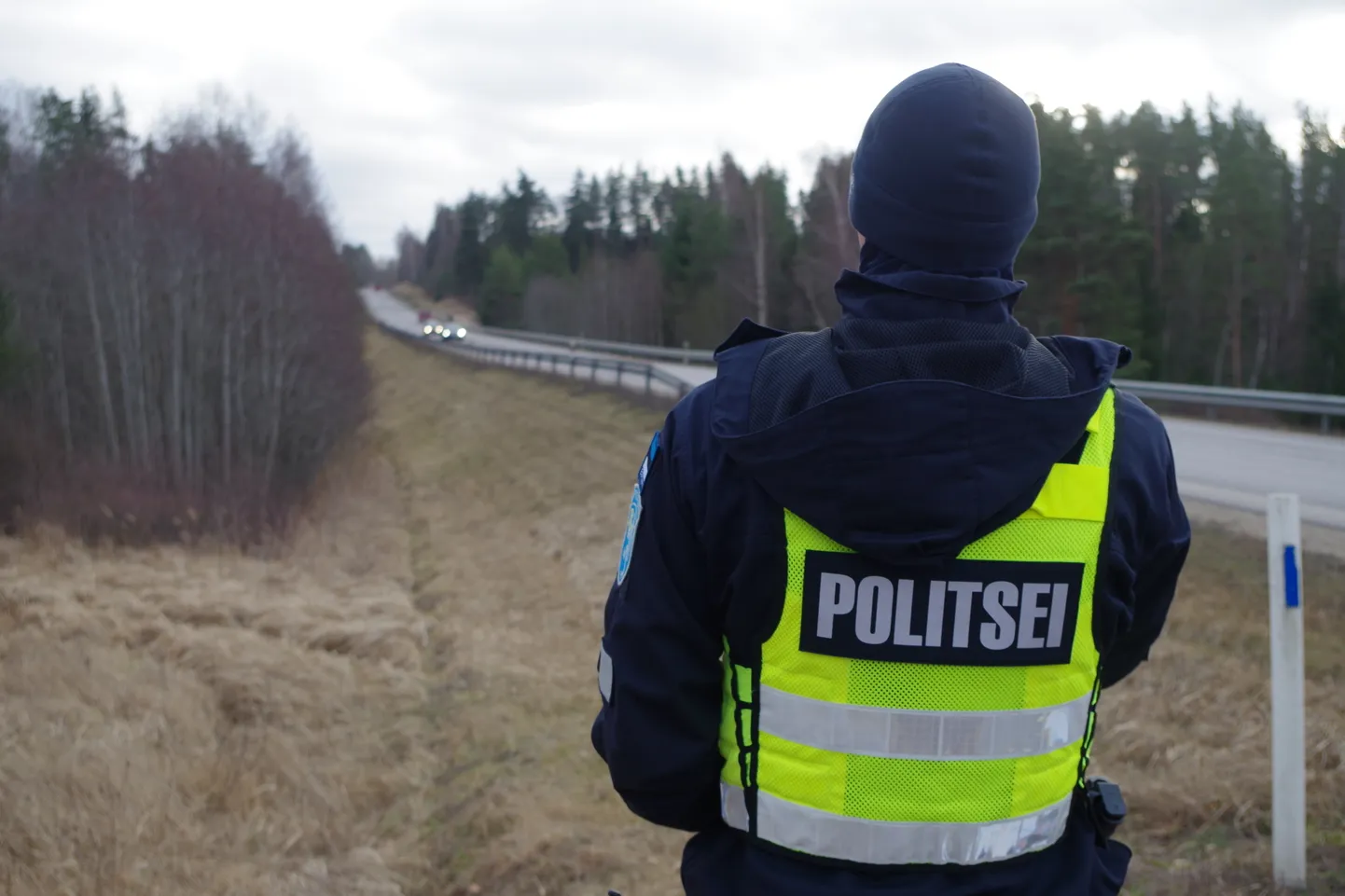Politseinik mõõdab Võrumaal kiirust.