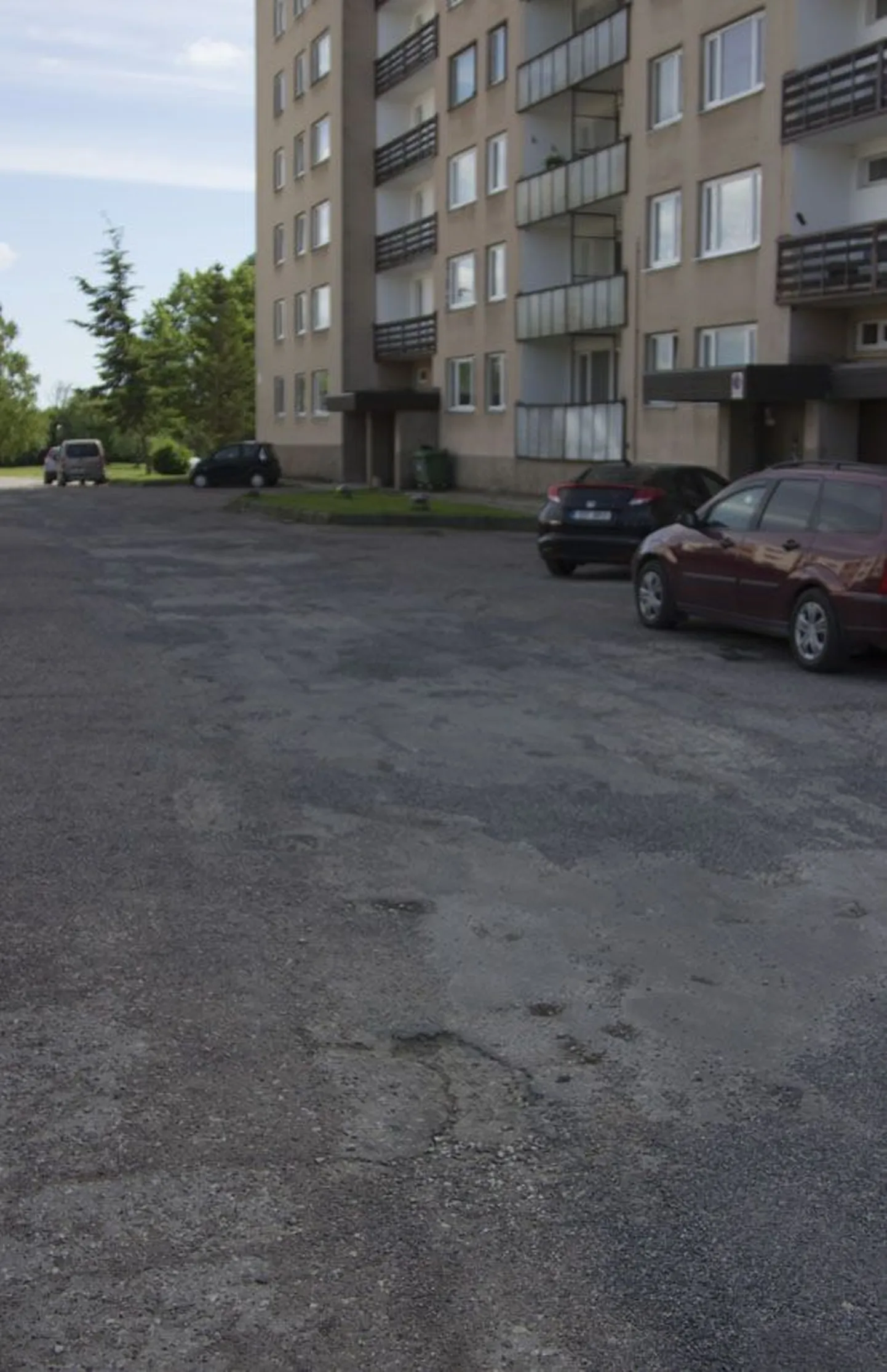 Kõige kehvemas seisus majadevaheline tee saab alguse tõenäoliselt Riia maantee 71 asuva üheksakorruselise maja eest. Ainus, mida linn seal teha sai, oli lappida talvel tekkinud augud.