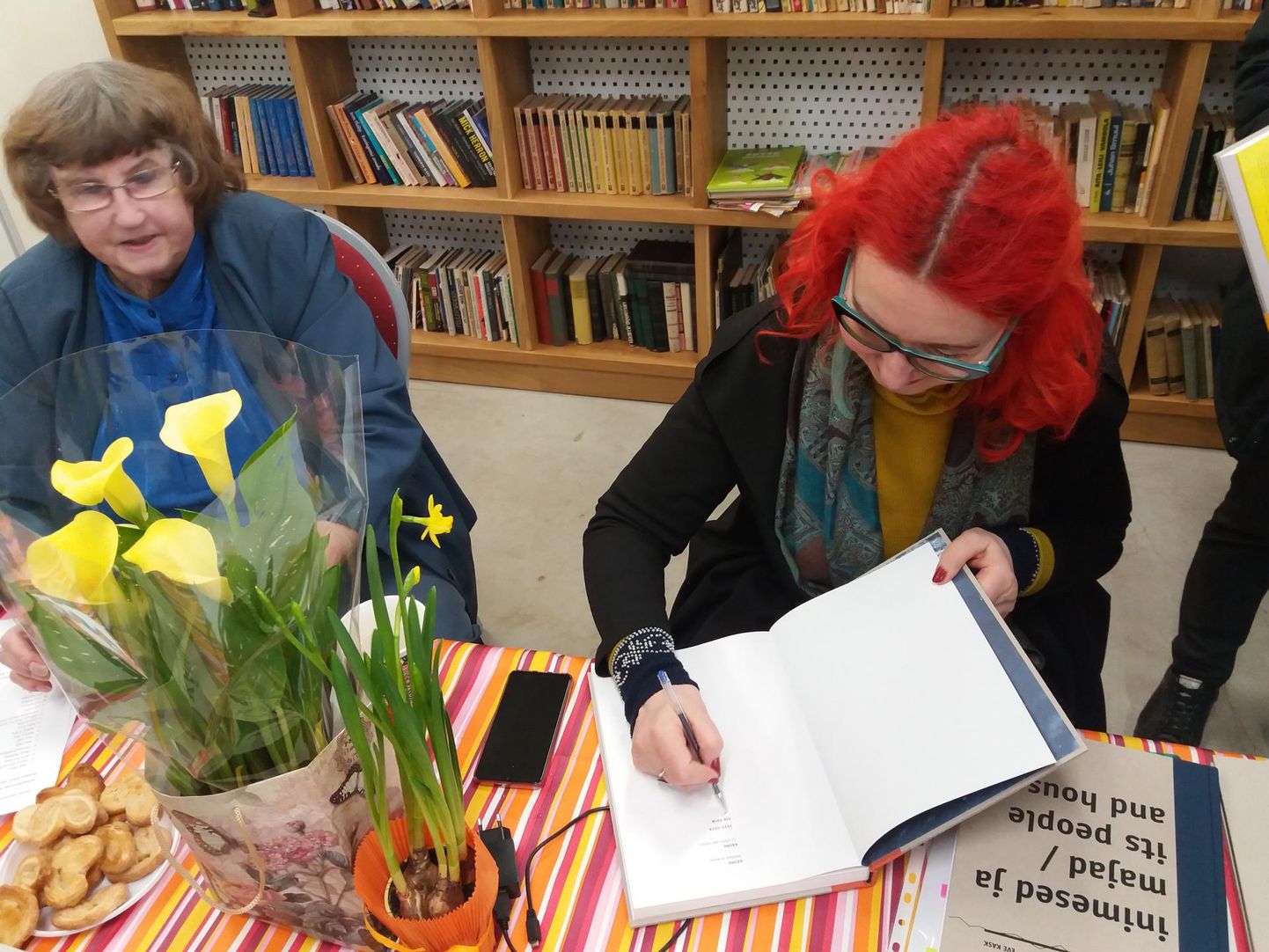 Käsmust ja sealsest kogukonnast pajatava raamatu autor Eve Kask jagamas autogramme.