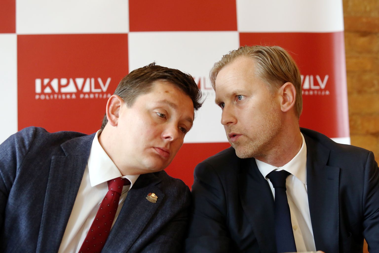 Partijas "KPV LV" valdes priekšsēdētājs, Saeimas deputāts Artuss Kaimiņš (no kreisās) un partijas premjera amata kandidāts Aldis Gobzems piedalās partijas "KPV LV" preses konferencē.