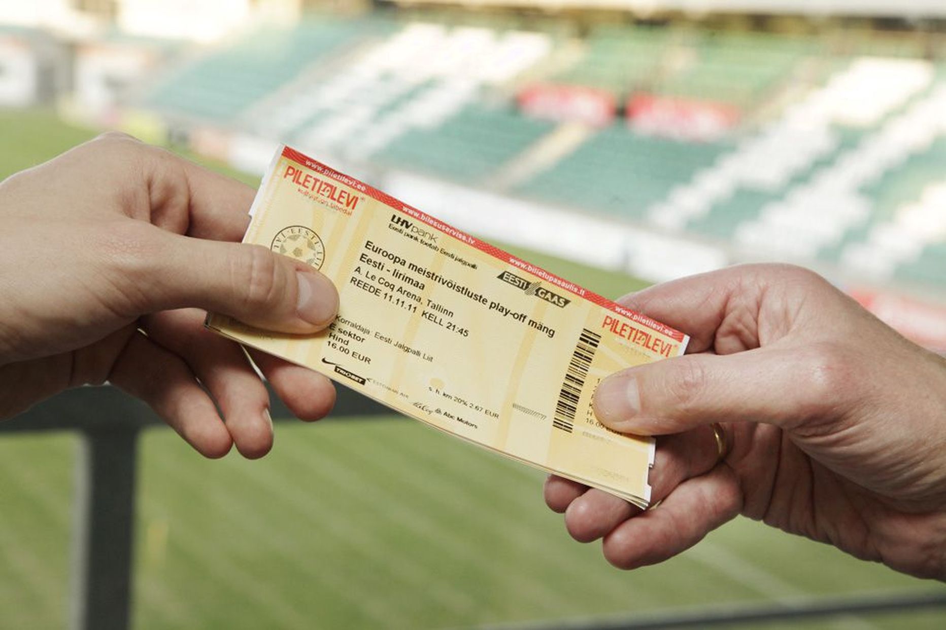 Kuigi Eesti seadused ei keela pileteid vaheltkasuga müüa, on Eesti Jalgpalli Liidul õigus piletite müümisel kehtestada omad reeglid. Mustal turul piletitega hangeldajatega võetakse kiirelt ühendust ja püütakse kokkuleppele jõuda.