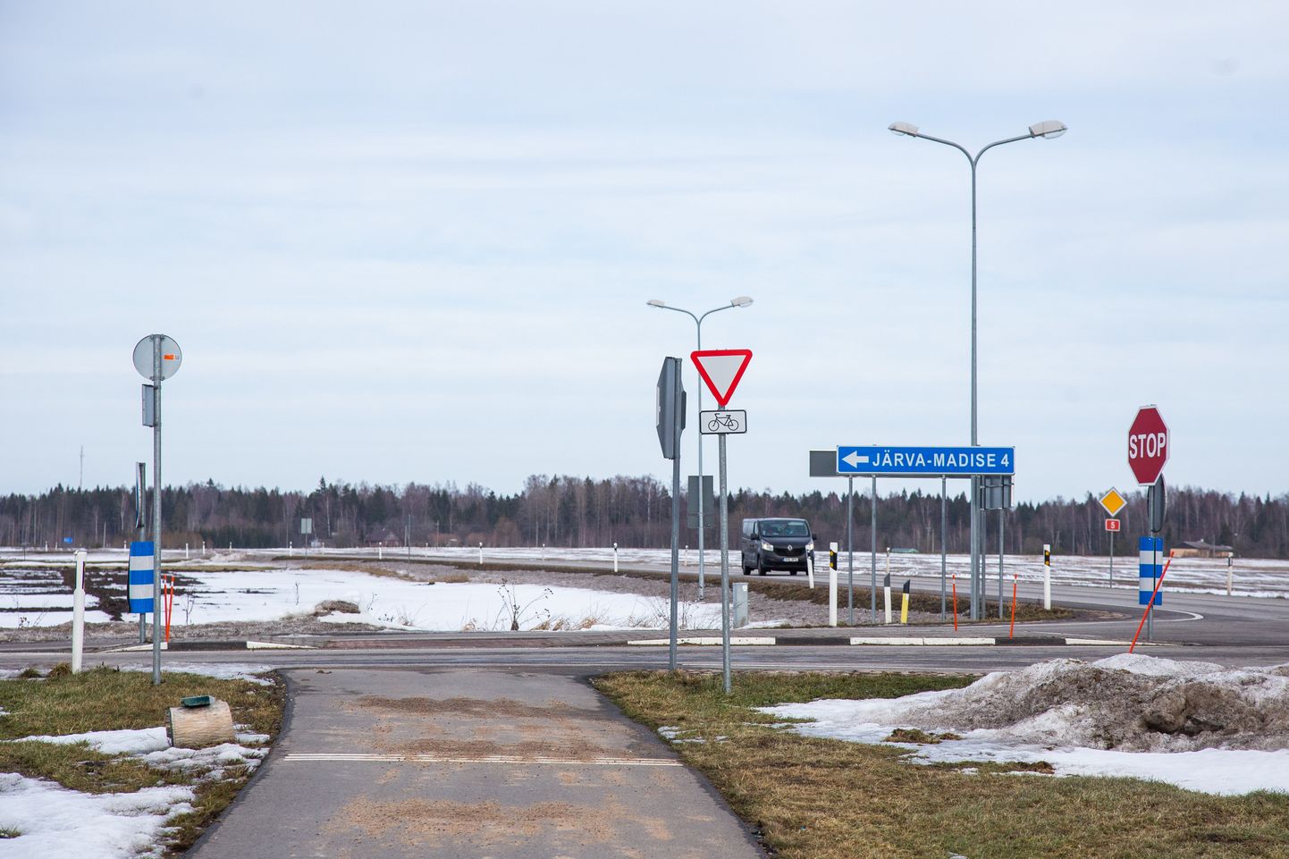 Ahula-Aravete poolik kergliiklustee Pärnu-Rakvere maantee ääres