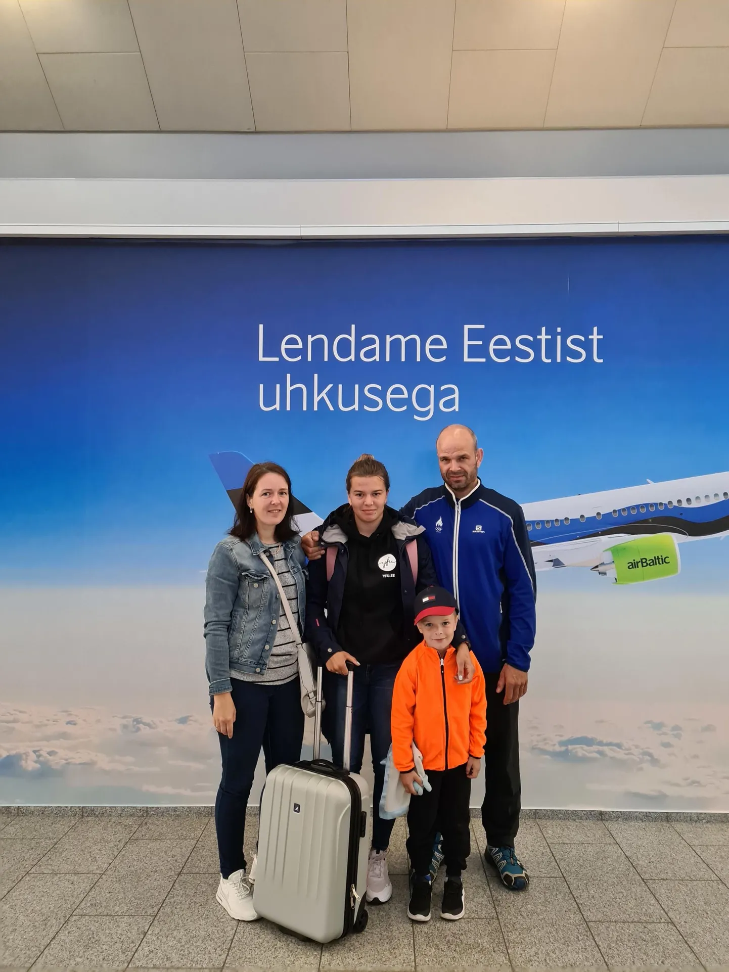 Vanemad Kairi ja Aivar Jalakas ning väikevend Reio käisid Aikit lennuki peale saatmas.