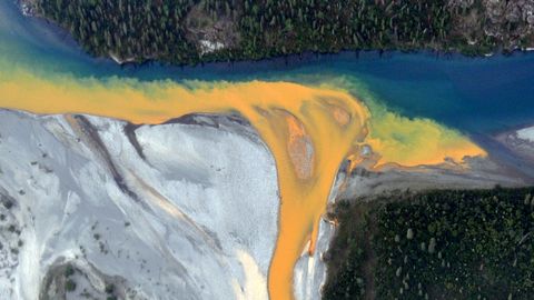Alaska jõed on muutunud värviliseks – põhjus on kõhedavõitu ja kinnitab halvimat