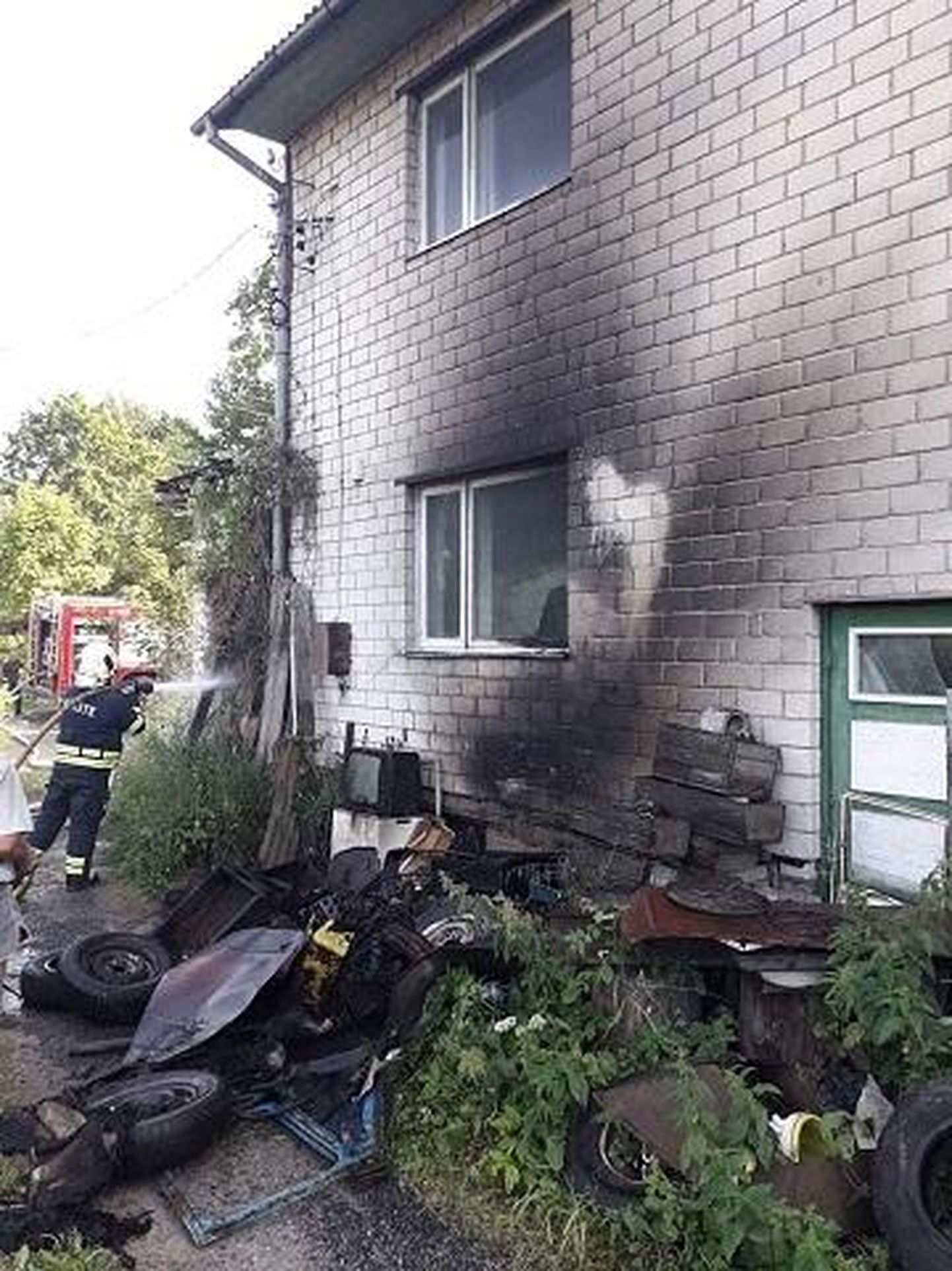 Mustlas Kuressaare tänaval süttis maja kõrval elektrijuhtmestik. Päästjad kustutasid suuremad leegid viie minutiga ning kontrollisid ohutuse tagamiseks olukorda.