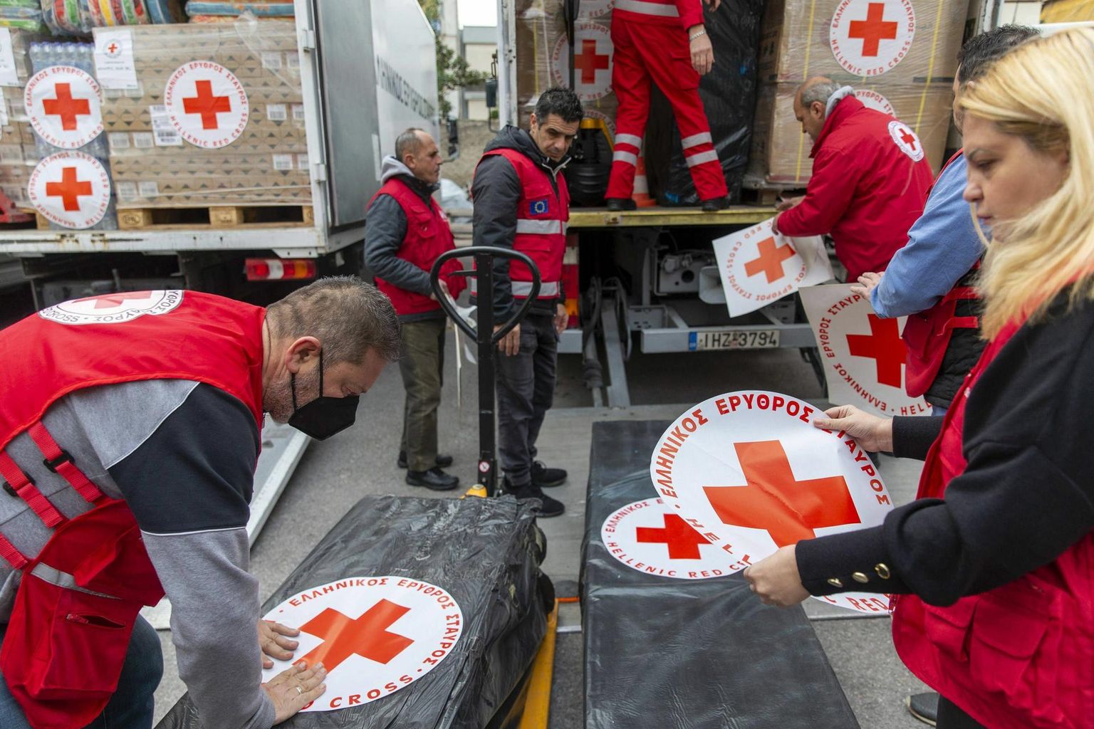 Kreeka Punane Rist valmistamas ette abisaadetist Türgi ja Süüria maavärina ohvritele. 