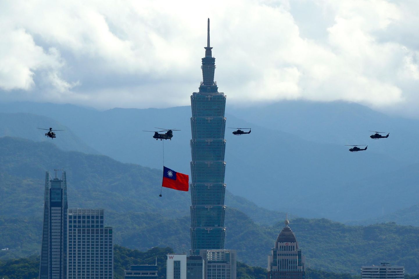 Военный вертолет несет флаг Тайвани.