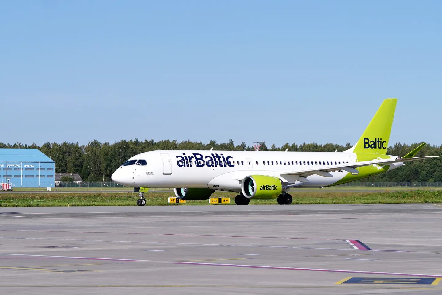 "airBaltic" lidmašīna Starpautiskās lidostas "Rīga" lidlaukā.