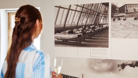 GALERII ⟩ «Teile on väljastatud tuusik»: Pärnu muuseumi nostalgias ujuv suvenäitus «Puhkusemasin» jutustab nõukogudeaegsest massipuhkamisest