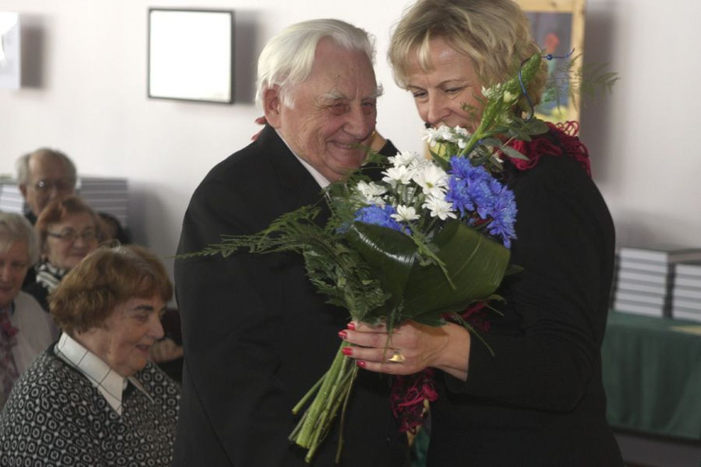 Valla aastapreemia pälvinud Harry Ermi üks esimesi õnnitlejaid oli valla spetsialist Anne Freimuth.