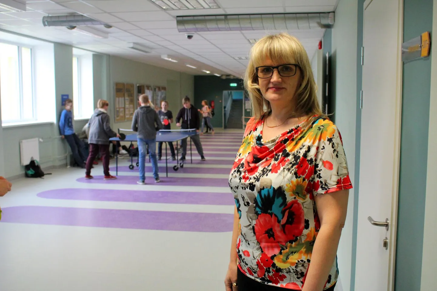 Valga põhikooli direktor Hannely Luik-Stogov tõdes, et osalise kaugõppeni jõuti mitmel põhjusel: haigusjuhtumeid on palju ja vaktsineerituid vähe.