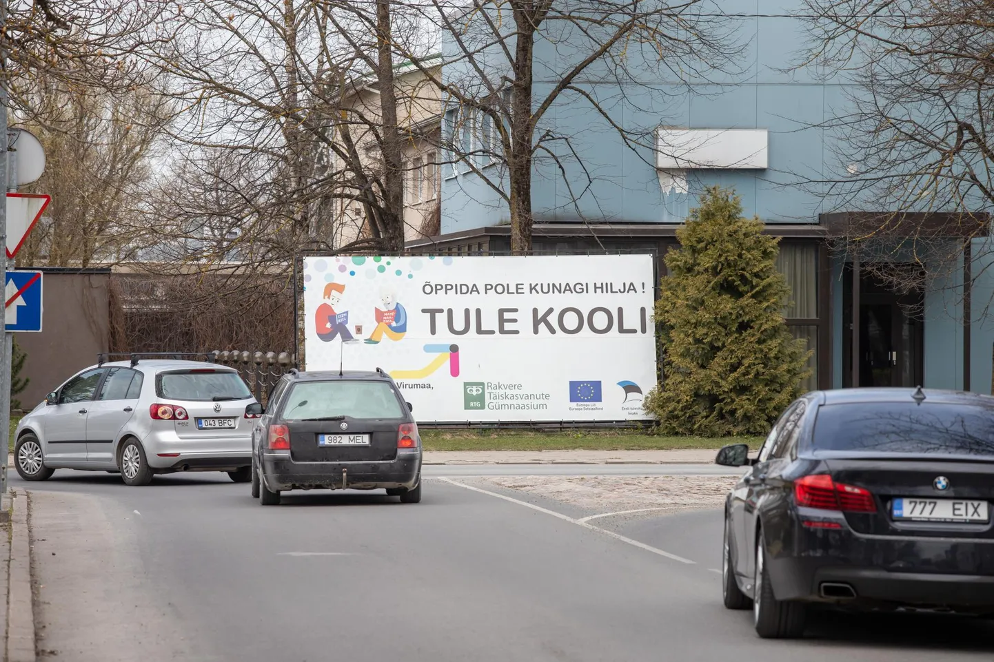 Kuigi Rakvere täiskasvanute gümnaasiumile koidab otsus ühineda Rakvere ametikooliga, on linnas üleval plakat, mis kutsub endiselt üles kooli õppima asuma.