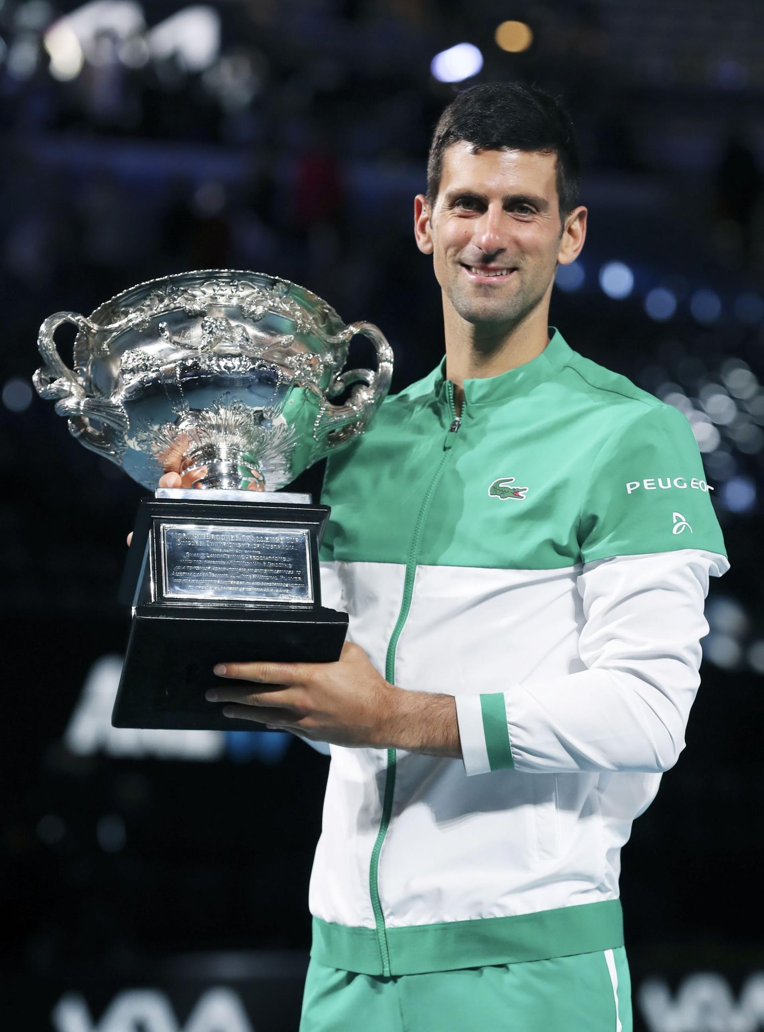 Novak Djokovic võidukarikaga.