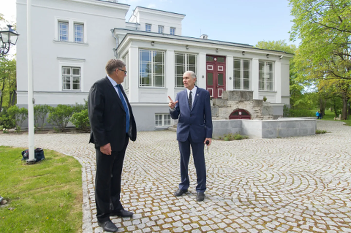 Saka mõisa praegune omanik Tõnis Kaasik ja Henning von Löwis of Menar 1864. aastal valminud härrastemaja ees, mis sai oma hiilguse tagasi 2010. aastal.