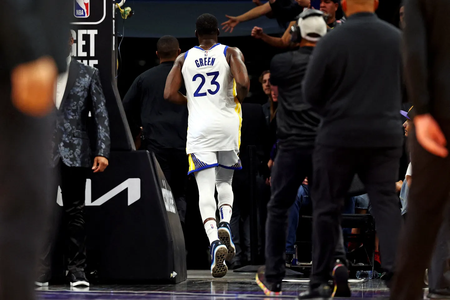 Draymond Green väljakult lahkumas.