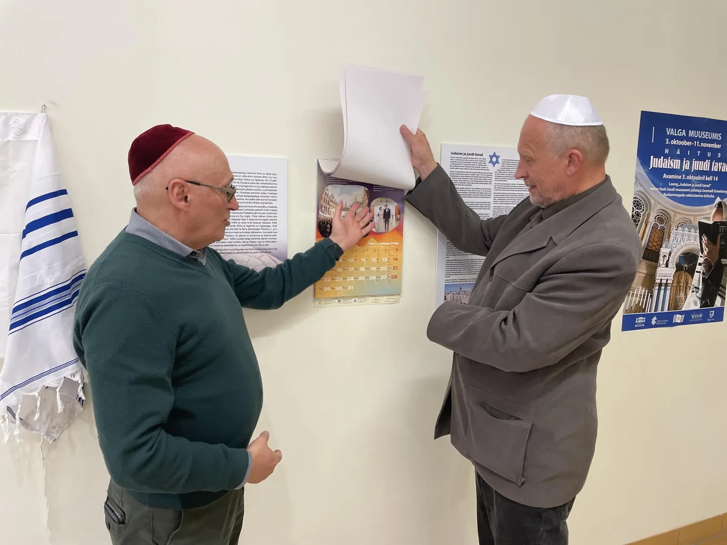 Valga muuseumi direktori Neeme Punderi (vasakul) idee järgi koostas juudi usundist ja kultuurist näituse juudi muuseumi juhataja Gennadi Gramberg.