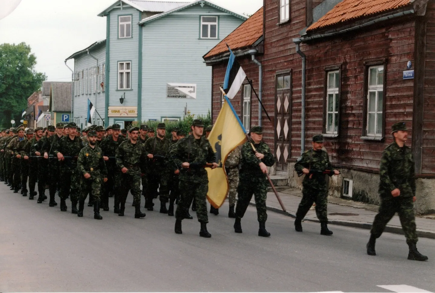 Kaitseliitlased maakaitsepäeval Paides, 1997. aastal.