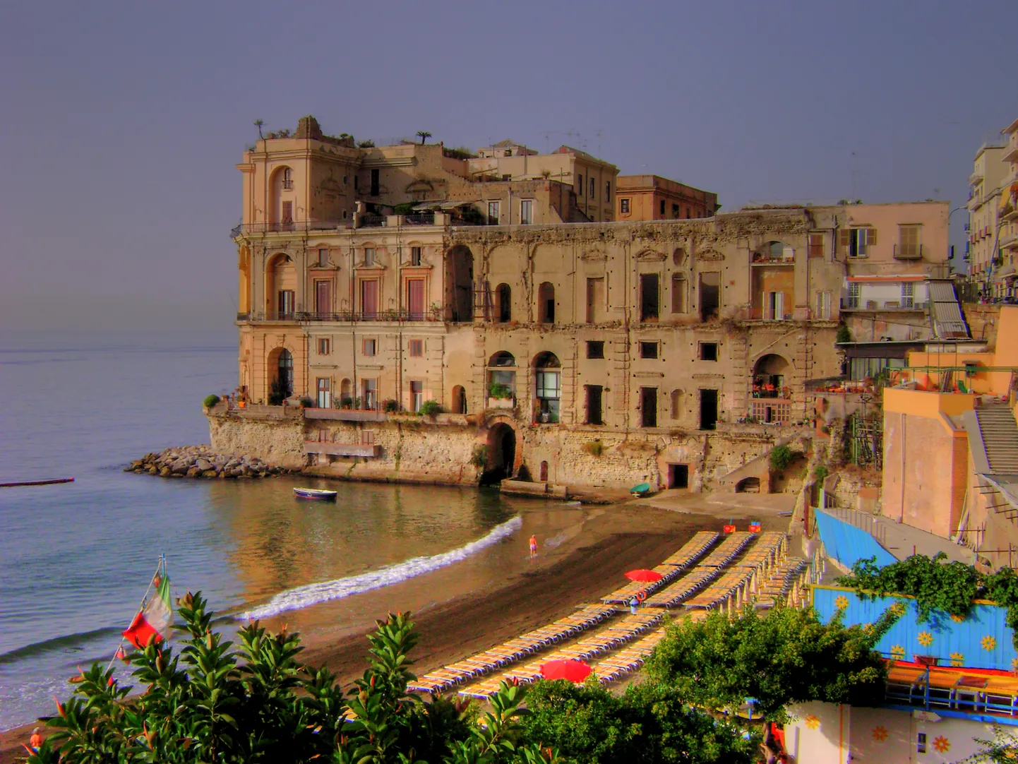 Palazzo Donn'Anna e Bagno Elena esindab mitmepalgelise Napoli suurejoonelisemat poolt.