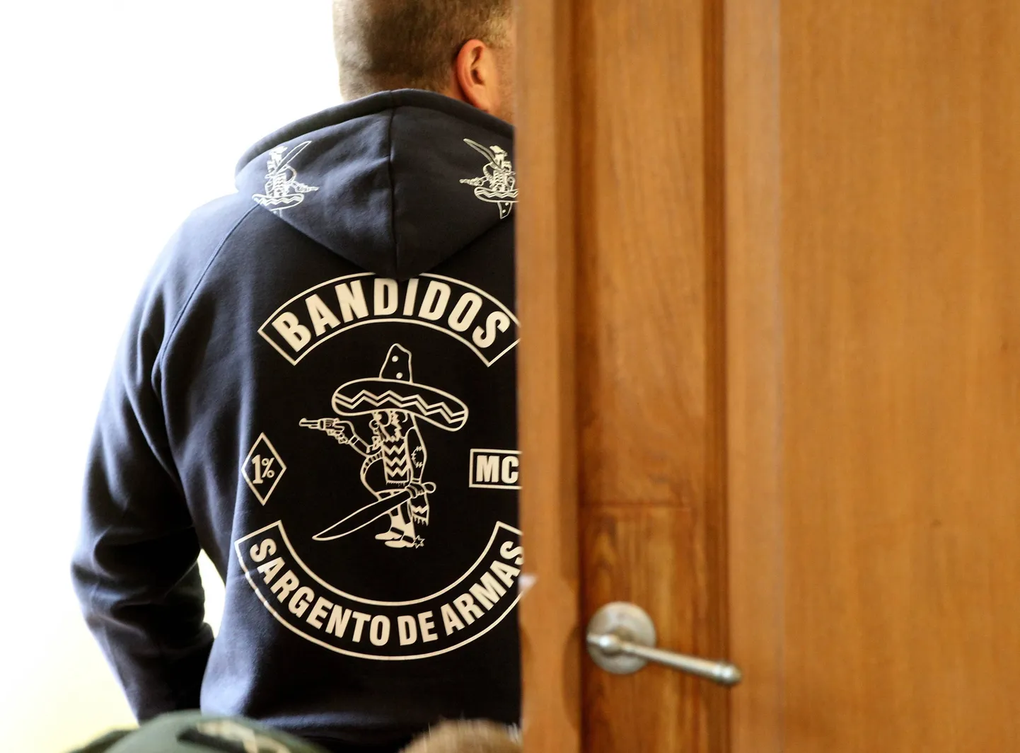 Bandidose logoga dressipluusis mees.