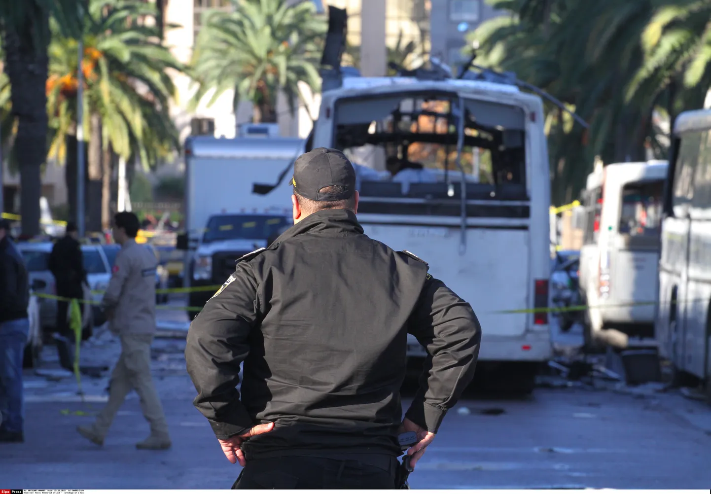 Tuneesia politseinik bussivraki juures.