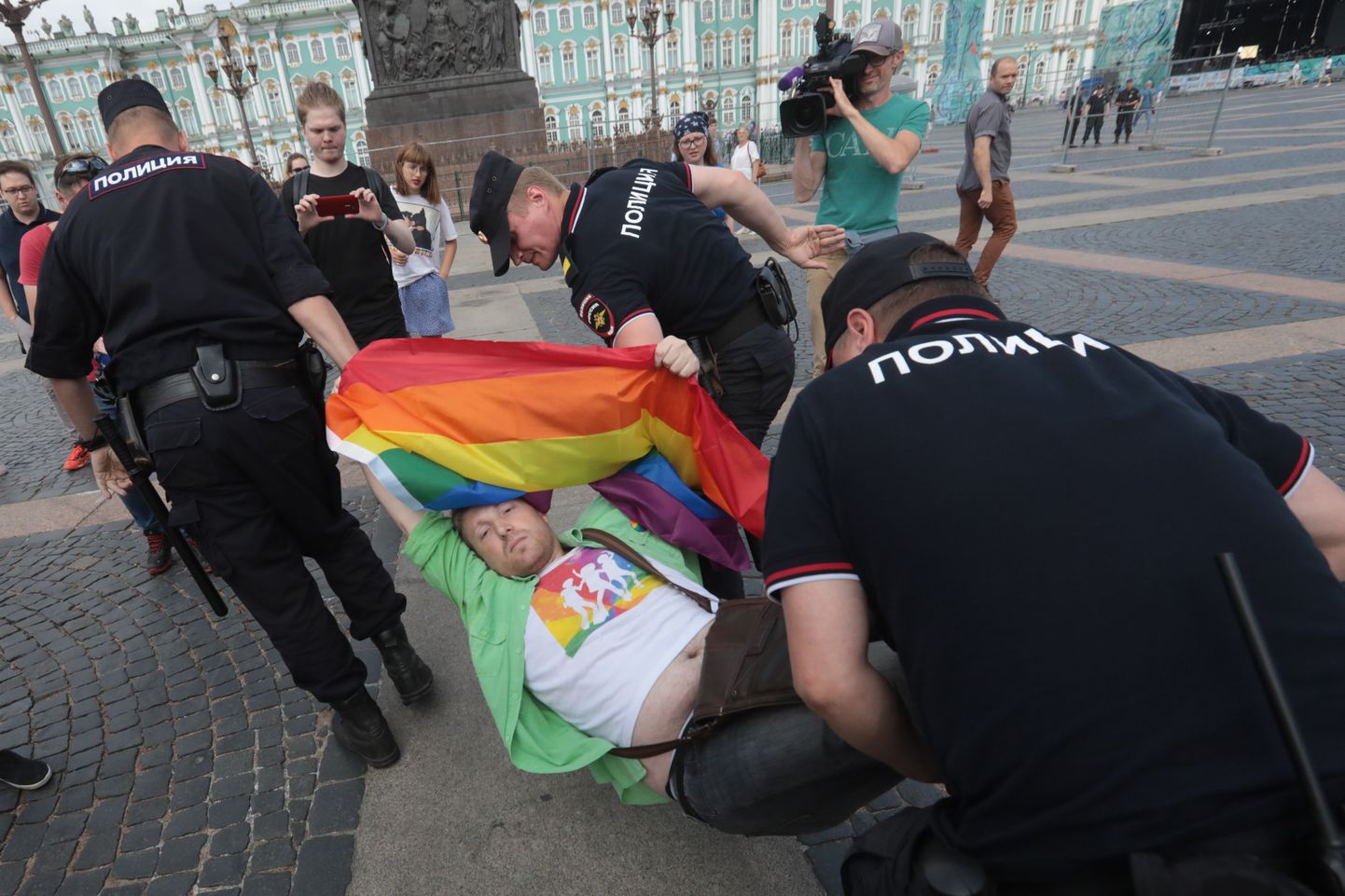 Geiaktivisti vahistamine eelmise aasta Peterburi meeleavaldusel.