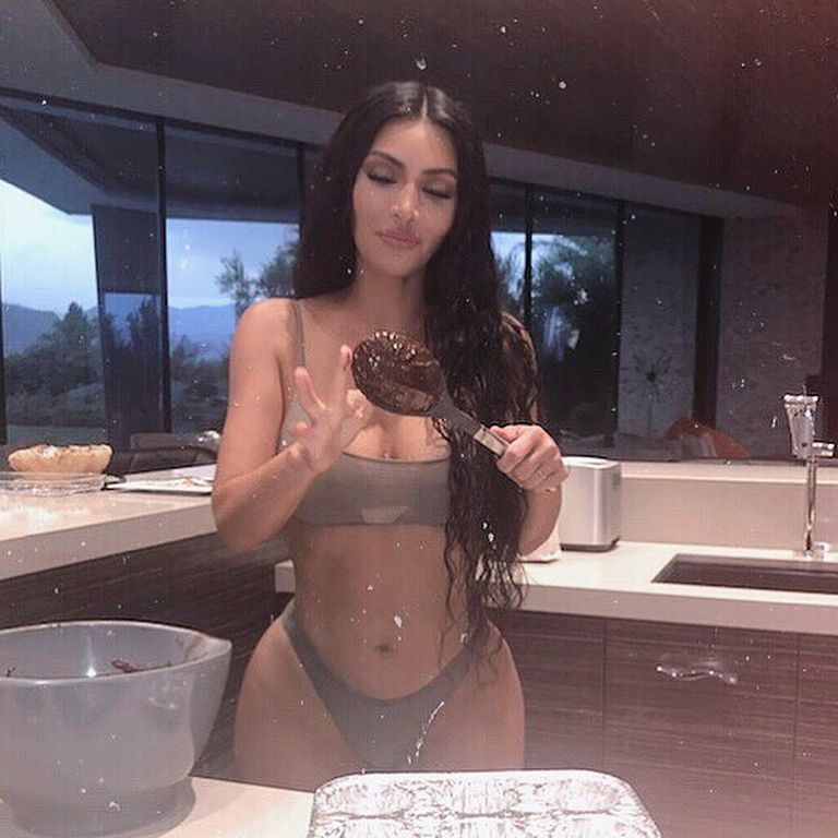 Kim Kardashian pani augustis oma Instagrami kontole pildi, kus küpsetab šokolaadikooki, seljas ainult aluspesu.