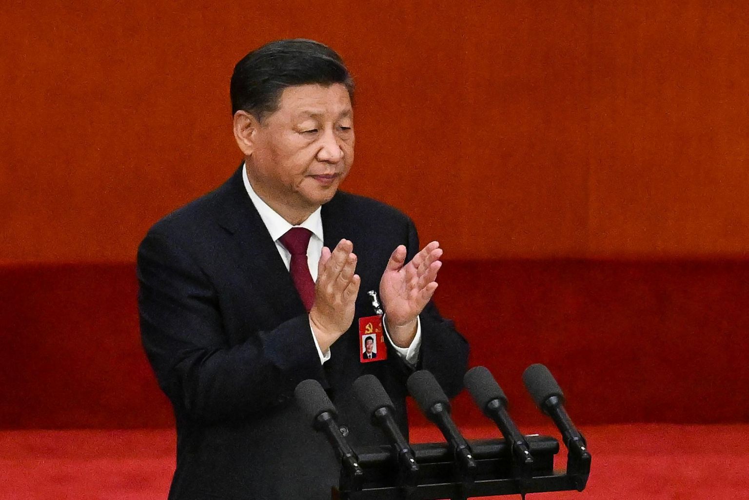 Xi Jinping aplodeeris Hiina Kommunistliku Partei kongressi avamisel saalisviibijaile, need aga omakorda temale.