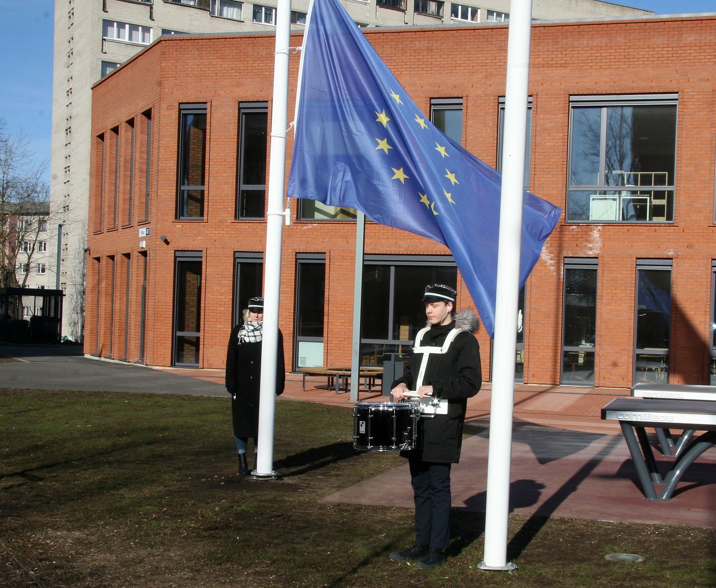 Флаг Евросоюза подняла под барабанную дробь президент ученического представительства гимназии Элизабет Вери.