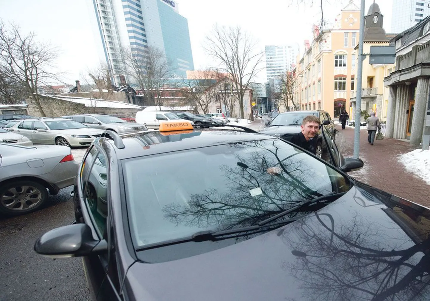 Протестуя против бесплатного общественного транспорта, Saksa Takso вчера возила клиентов бесплатно. На фото таксист Таури Ээпик.