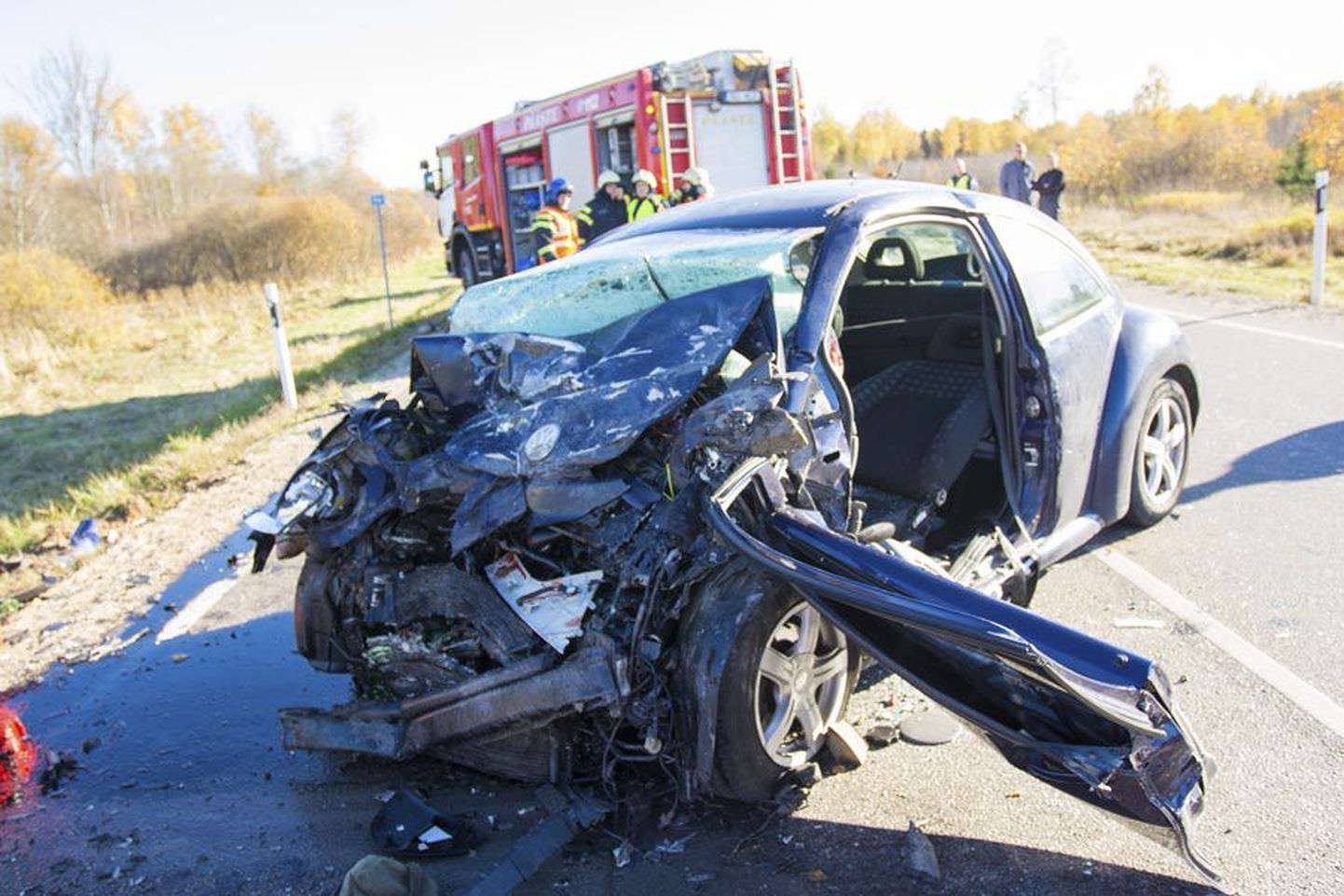 Eelmise kuu keskel juhtus Viljandi–Tartu maanteel raske liiklusõnnetus, milles sai viga neli inimest. Esiplaanil on Volkswagen New Beetle, mille omanik tegi asjade kadumise kohta avalduse.