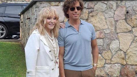 Video, foto ⟩ Jūrmalas zāle ar aplausiem sveica Pugačovu un Galkinu