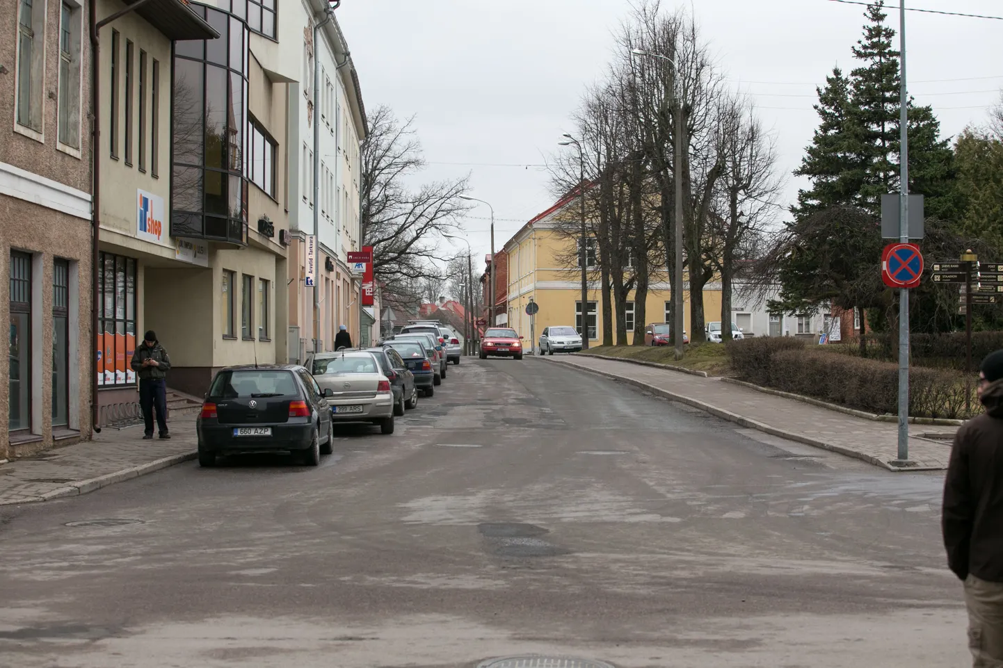 Liiklusmärk ütleb, et Lossi tänava kahesuunaliseks muudetud lõigul ei tohi parkida paremal pool. Tegelikult ei tohi parkida ka vasakul pool, kuid sinna unustati märk asetada.