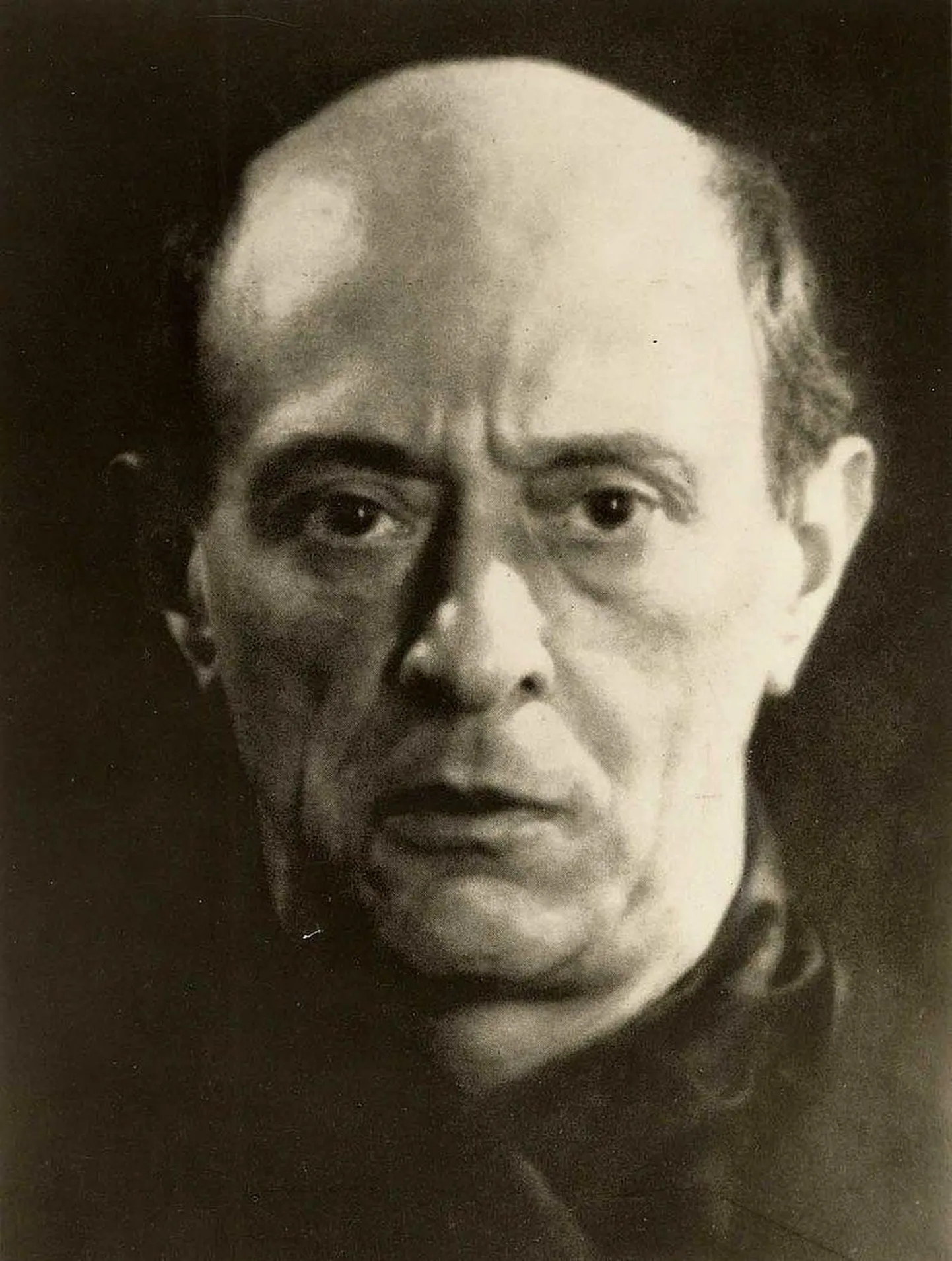 Oskas põlastada – Arnold Schönberg Man Ray portreel.