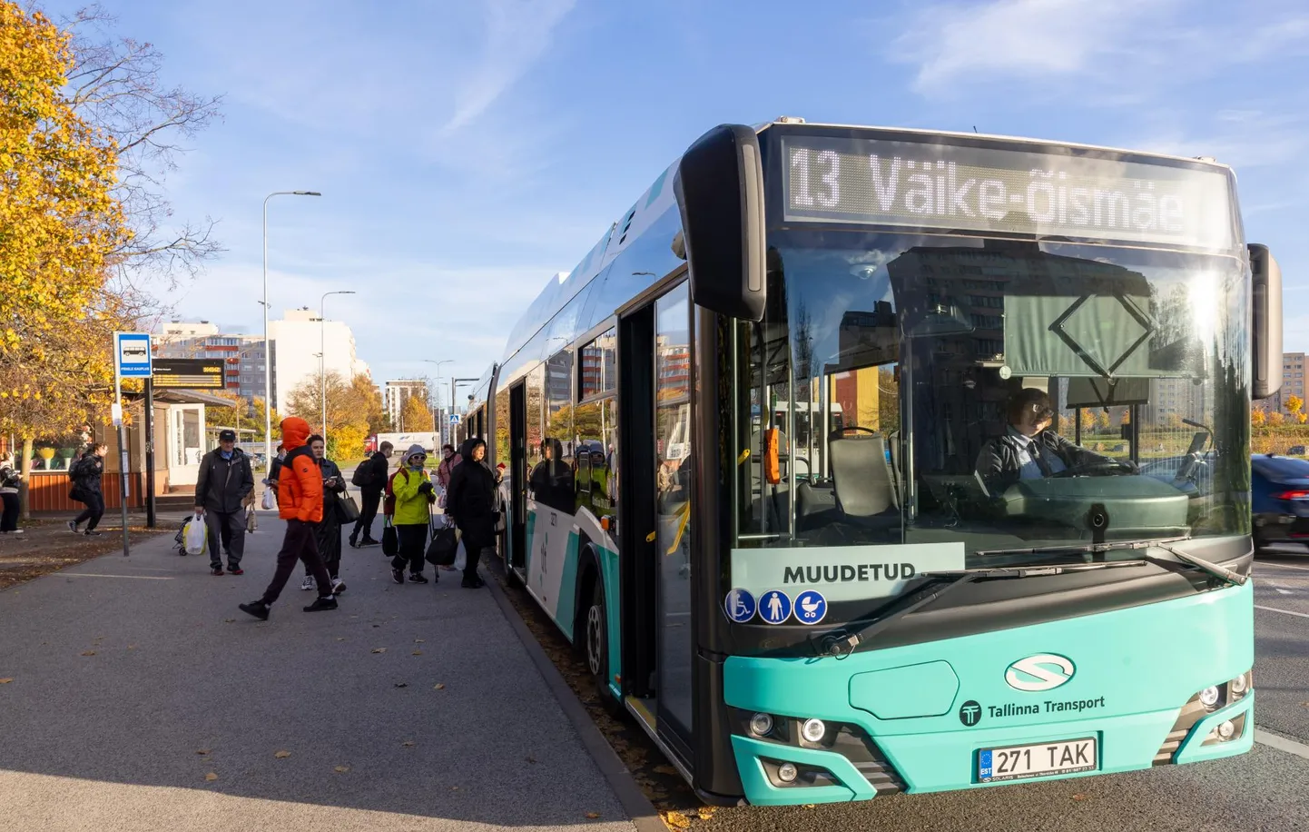 Lasnamäel Priisle kaupluse peatuses bussi oodanud proua nurises, et varem läksid lennujaama 65 ja 49, nüüd on alles ainult number 13.