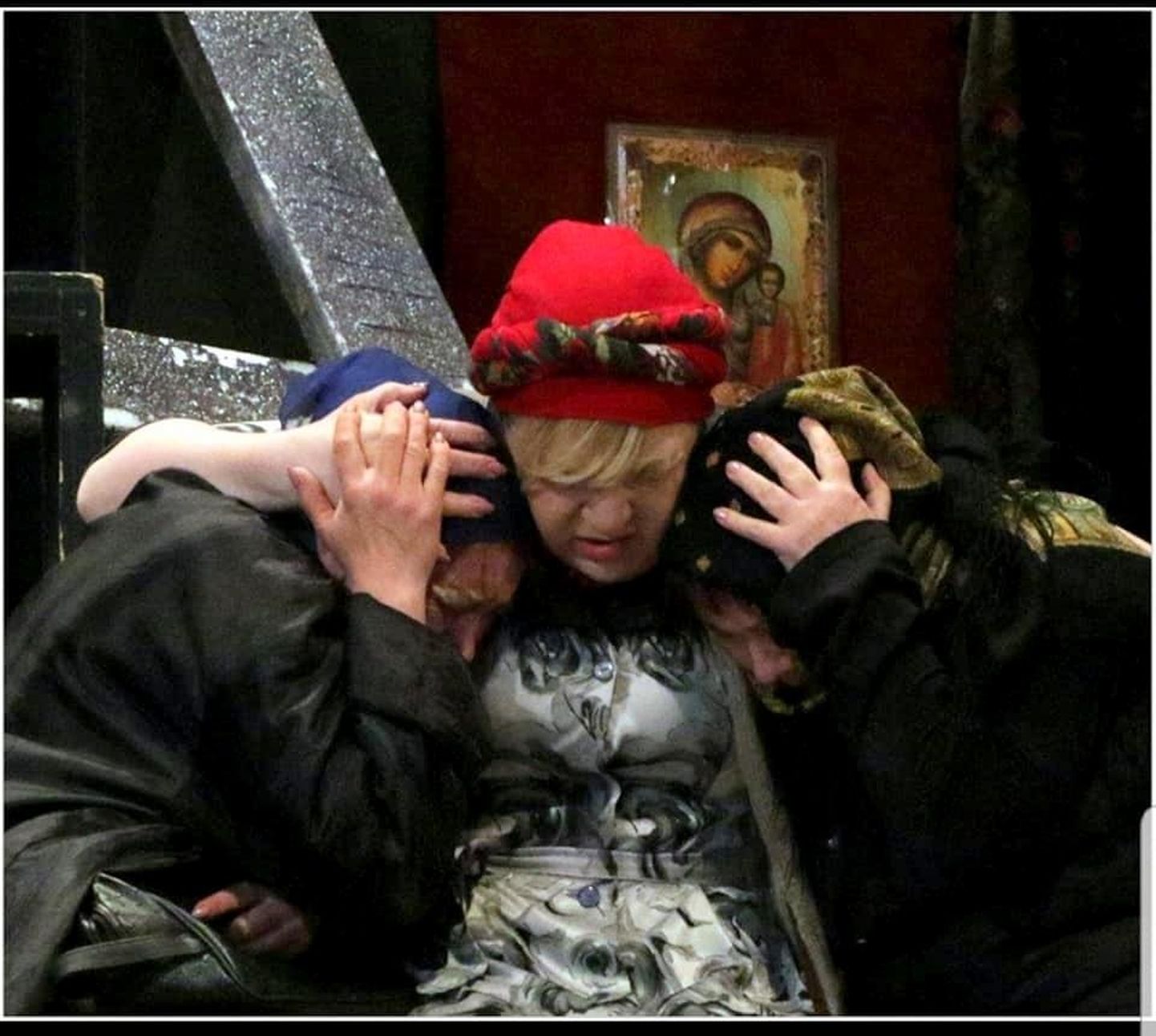 Elena Mashina, Vera Kostina ja Ivanna Tappo teatri Jabloko lavastuses "Mamki", mis avab Rakveres rahvusvahelise venekeelse (harrastus)teatrifestivali "Popolam/ Pooleks".