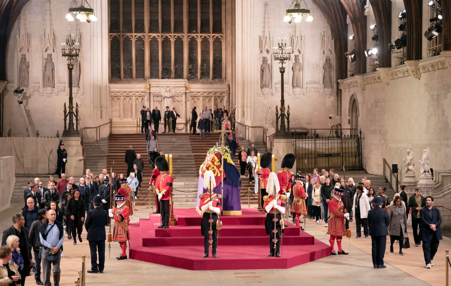 Inimesed kuninganna Elizabeth II-le austust avaldamas ja temaga hüvasti jätmas. Kuninganna kirst asub Westministeri lossis
