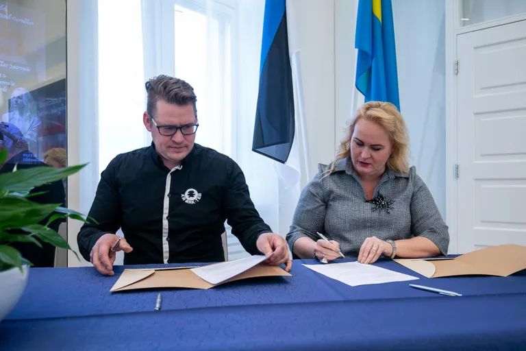 MTÜ KaRakTer ja Rakvere linna koostööleppe suvelavastuse "Ivo Schenkenberg ja Hannibali rahvas" korraldamiseks Vallimäe uues vabaõhukeskuses allkirjastasid KaRakTeri juht Ivo Leek ja Rakvere linnapea TriinVarek.
