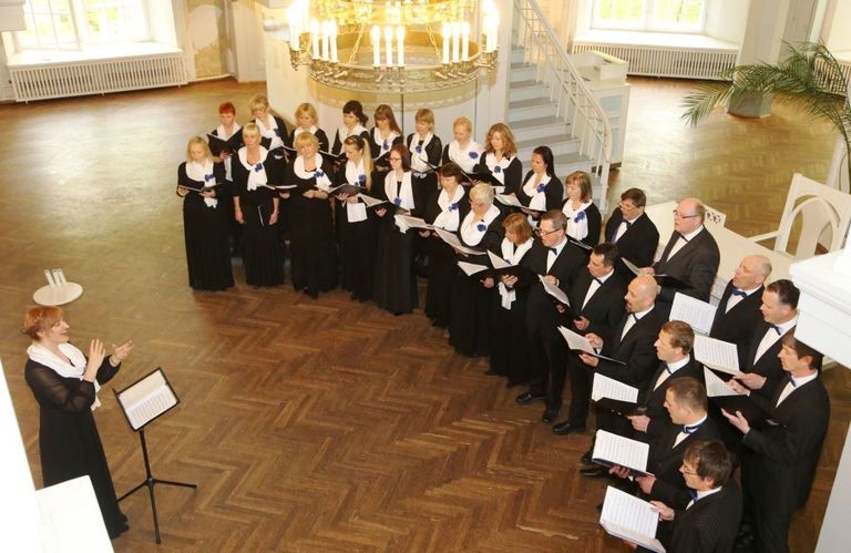 Chorus Menticum TÜ ajaloomuuseumis. Dirigeerib Eve Paap.
