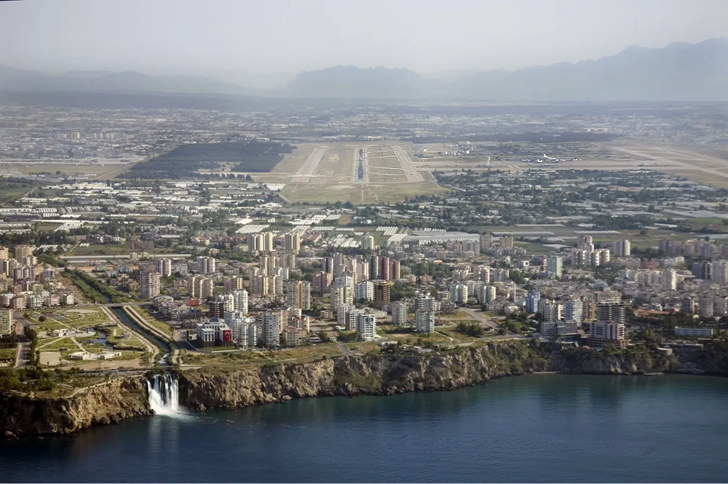 Antalya lennujaama Türgis saabub iga päev mitmeid Aerofloti pikamaalennukeid, millele suur osa laiast maailmast näitab sõja tõttu punast tuld.